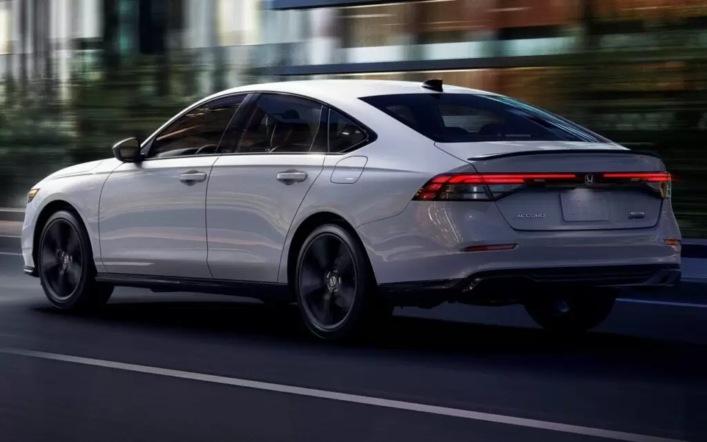 O preço do Honda Accord Hybrid 2024 na versão mais barata, será de R$324.000,00