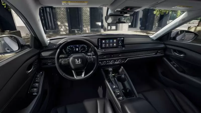 Espaço interno do Honda Accord Hybrid 2024 é espaçoso e confortável.