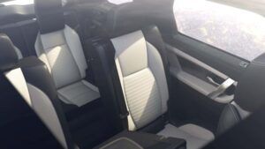 Interior do Land Rover Discovery 2024 tem sistema de pré-aquecimento do ar da cabine e uma base integrada de acessórios.