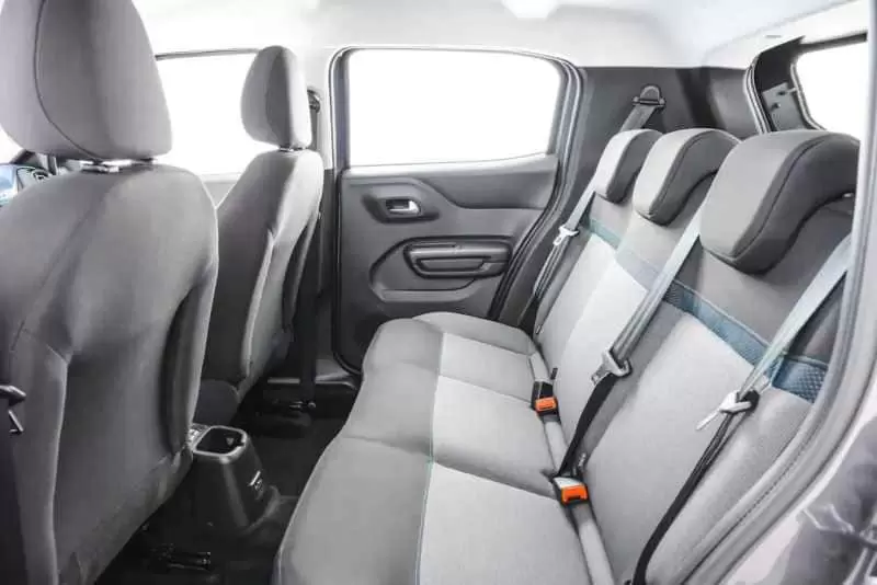 Citroen C3 2024 tem bancos com linhas esportiva e um bom espaço interno