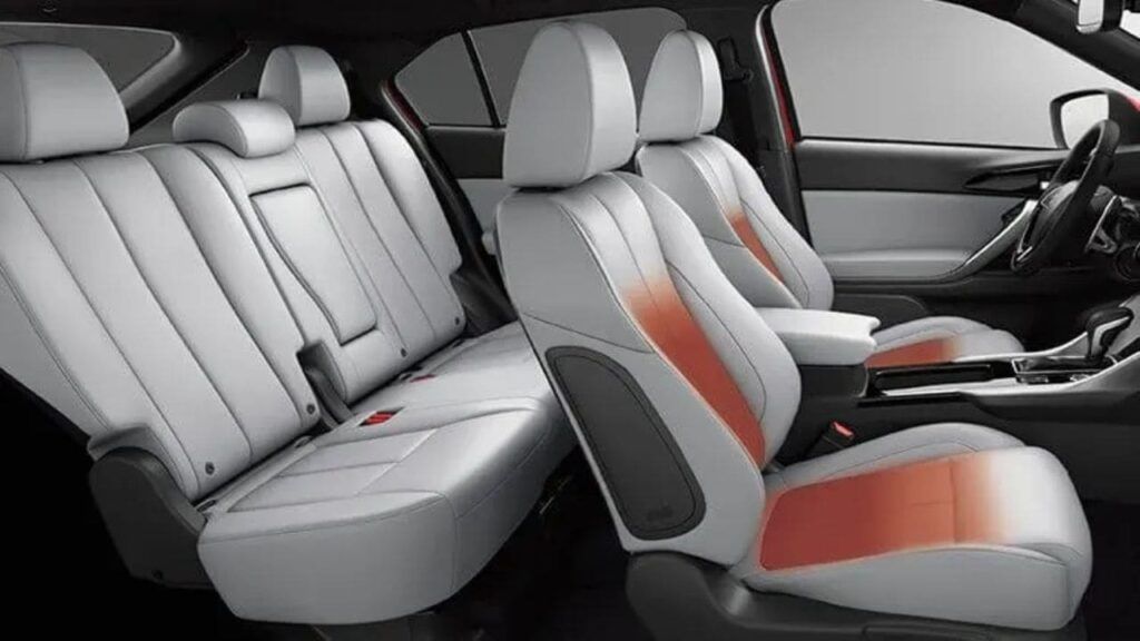 Bancos dianteiros com aquecimento no encosto e assento está incluso no Mitsubishi Eclipse Cross HPE 2024