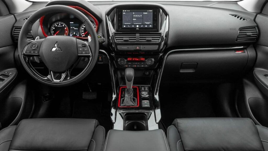 Interior do Mitsubishi Eclipse Cross HPE 2024. Painéis e Consoles internos com acabamento Black Piano