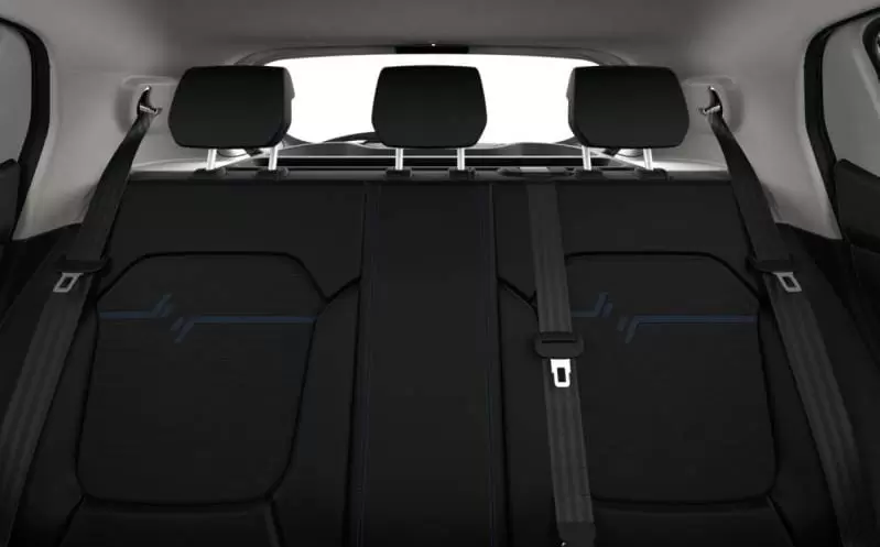 Bonito design dos bancos do Kwid Intense 2025 com apoios de cabeça traseiros e ajuste de altura