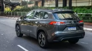 Exterior do Corolla Cross XRX 2025 tem linha esportivas que atraem olhares.
