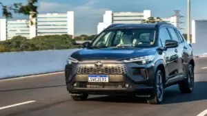 Frente moderna e esportiva do Corolla Cross XRX 2025 é um dos pontos fortes do SUV.