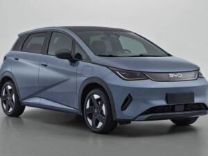 BYD Dolphin 2026 ganha visual renovado, mais tecnologia e até mini geladeira no console